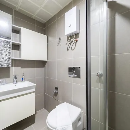 Central Flat With Shared Pool Near Airport Daire
