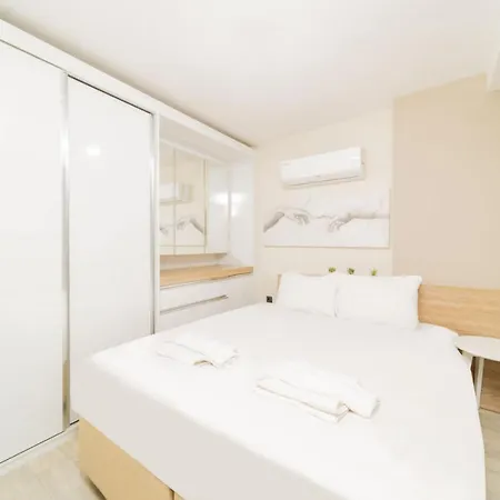 Central Flat With Shared Pool Near Airport *