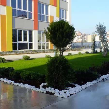 Central Flat With Shared Pool Near Airport Daire *