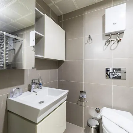 Daire Central Flat With Shared Pool Near Airport *